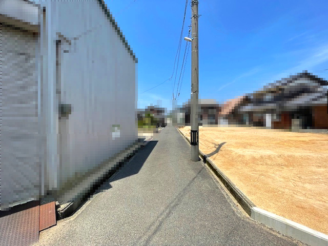 敦賀市市野々町一丁目51坪売地（南区画）の前面道路含む現地写真