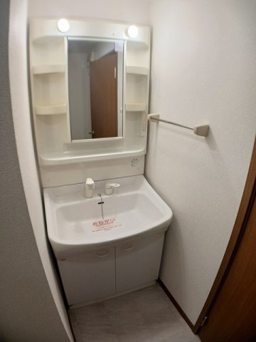 エルコートＢの洗面所|明るい洗面所です