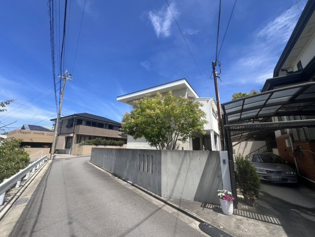 和歌山市関戸4丁目・中古戸建・54697の前面道路含む現地写真