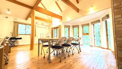 中古住宅　裾野市十里木別荘（nattoku住宅施工）の居間・リビング