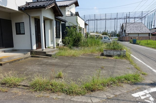 高崎市新保町　【南西角地】中古住宅の庭