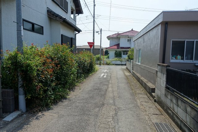 高崎市新保町　【南西角地】中古住宅の前面道路含む現地写真