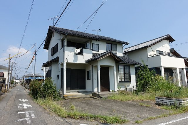 高崎市新保町　【南西角地】中古住宅の外観