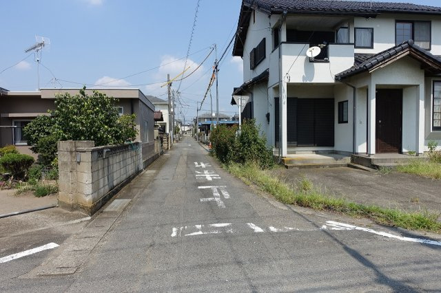 高崎市新保町　【南西角地】中古住宅の前面道路含む現地写真