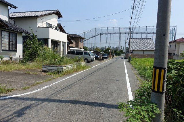 高崎市新保町　【南西角地】中古住宅の前面道路含む現地写真