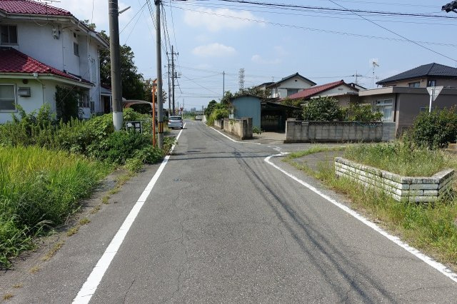 高崎市新保町　【南西角地】中古住宅の前面道路含む現地写真