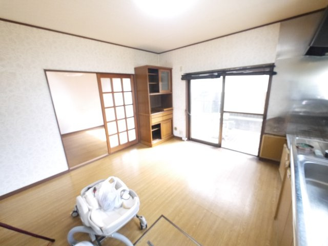 長生郡長生村岩沼　中古戸建の居間・リビング|平成7年9月築３DK 2階にもトイレありJR外房線八積駅徒歩約12分2階洋間8帖 軽自動車は2台可能