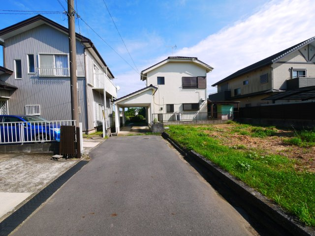 長生郡長生村岩沼　中古戸建の前面道路含む現地写真|平成7年9月築３DK 2階にもトイレありJR外房線八積駅徒歩約12分2階洋間8帖 軽自動車は2台可能