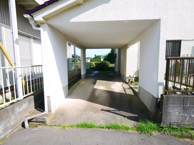長生郡長生村岩沼　中古戸建の駐車場|平成7年9月築３DK 2階にもトイレありJR外房線八積駅徒歩約12分2階洋間8帖 軽自動車は2台可能