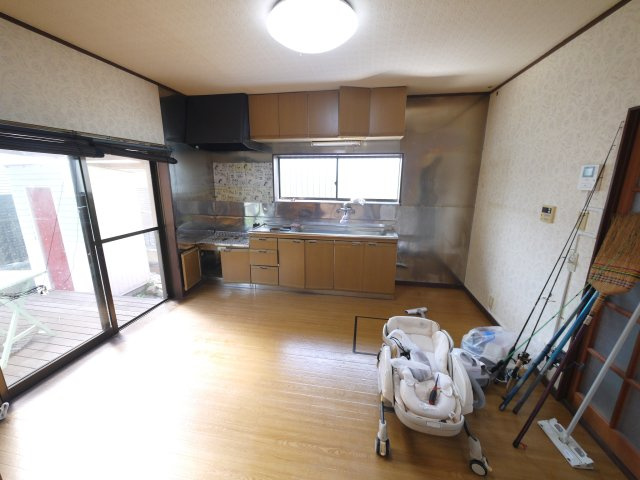 長生郡長生村岩沼　中古戸建の居間・リビング|平成7年9月築３DK 2階にもトイレありJR外房線八積駅徒歩約12分2階洋間8帖 軽自動車は2台可能