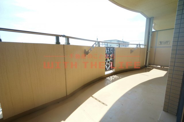 プレリュード【キャッシュバック対象物件】のバルコニー|外からの目が気にならないバルコニーで洗濯物が干せます