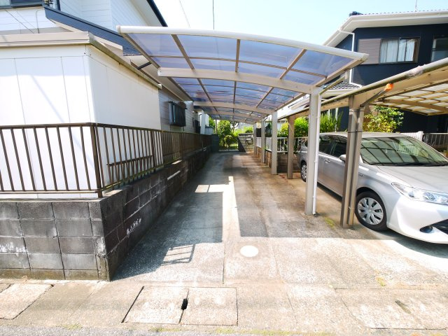 茂原市谷本　中古戸建の駐車場|平成7年2月築４SLDKカーポート2台 スーパーカスミ徒歩約10分 芝のお庭でドックランも可能です。