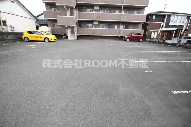 グランデハイツ平江の駐車場|車をお持ちの方に嬉しい駐車場付きの物件です