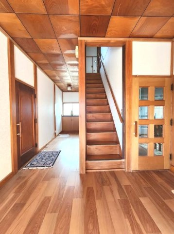 大網白里市細草　中古住宅の玄関|敷地約319坪 5LDKK 別棟に物置居宅付　洋間約13帖 和室10帖 家庭菜園・ドックラン可能