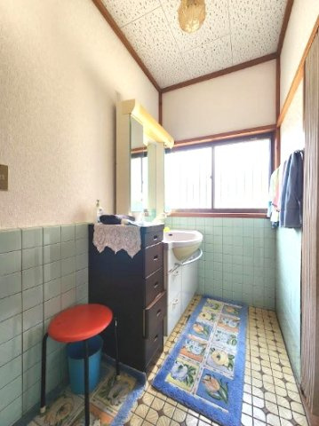 大網白里市細草　中古住宅の独立洗面台|敷地約319坪 5LDKK 別棟に物置居宅付　洋間約13帖 和室10帖 家庭菜園・ドックラン可能