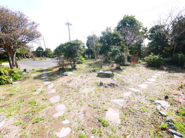 大網白里市細草　中古住宅の庭|敷地約319坪 5LDKK 別棟に物置居宅付　洋間約13帖 和室10帖 家庭菜園・ドックラン可能