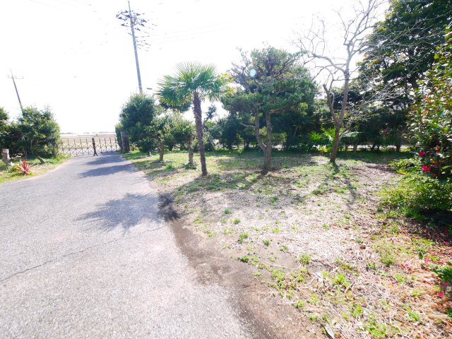 大網白里市細草　中古住宅の庭|敷地約319坪 5LDKK 別棟に物置居宅付　洋間約13帖 和室10帖 家庭菜園・ドックラン可能