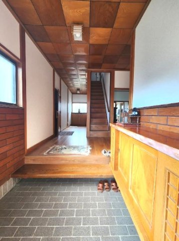 大網白里市細草　中古住宅の玄関|敷地約319坪 5LDKK 別棟に物置居宅付　洋間約13帖 和室10帖 家庭菜園・ドックラン可能