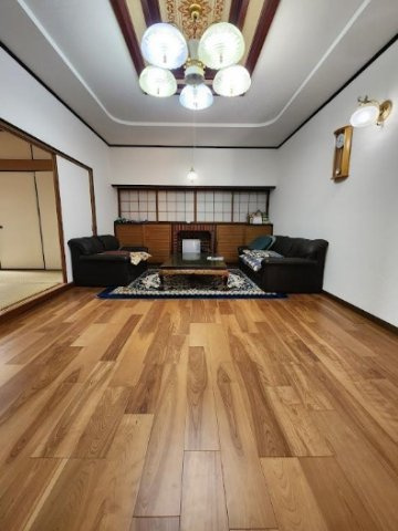 大網白里市細草　中古住宅の居間・リビング|敷地約319坪 5LDKK 別棟に物置居宅付　洋間約13帖 和室10帖 家庭菜園・ドックラン可能