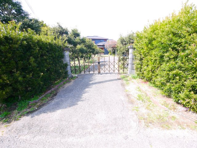 大網白里市細草　中古住宅の前面道路含む現地写真|敷地約319坪 5LDKK 別棟に物置居宅付　洋間約13帖 和室10帖 家庭菜園・ドックラン可能