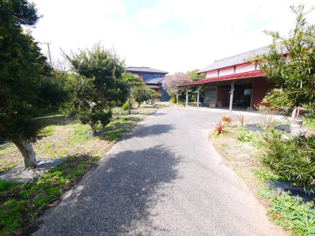 大網白里市細草　中古住宅の庭|敷地約319坪 5LDKK 別棟に物置居宅付　洋間約13帖 和室10帖 家庭菜園・ドックラン可能