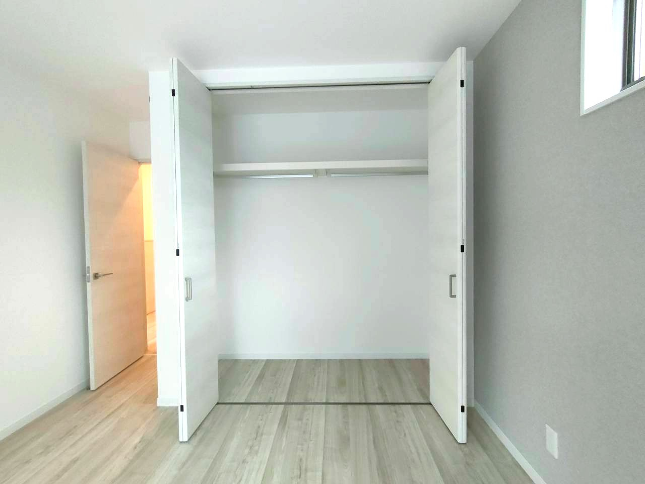 三郷市　高州1丁目　新築戸建　　全1棟の収納|たっぷり入るクローゼットは、片付けのしやすさが魅力。衣類や小物を効率よく整理でき、整然とした暮らしを叶えてくれます。