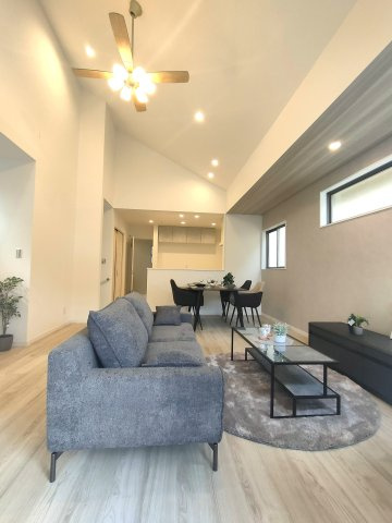 三郷市　高州1丁目　新築戸建　　全1棟の居間・リビング|広々としたリビングは、インテリアの自由度も高くアレンジ自在。暮らしのスタイルに合わせて心地よい空間づくりが楽しめます。