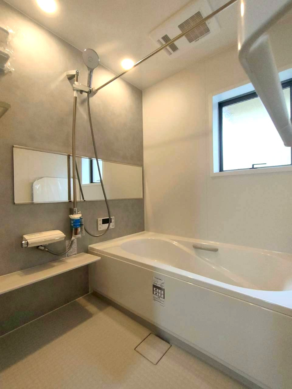 三郷市　高州1丁目　新築戸建　　全1棟の浴室|機能性と快適性を兼ね備えた浴室。ゆったりとした浴槽で半身浴やリラックスタイムを楽しめ、毎日の暮らしを心地よく彩ります。