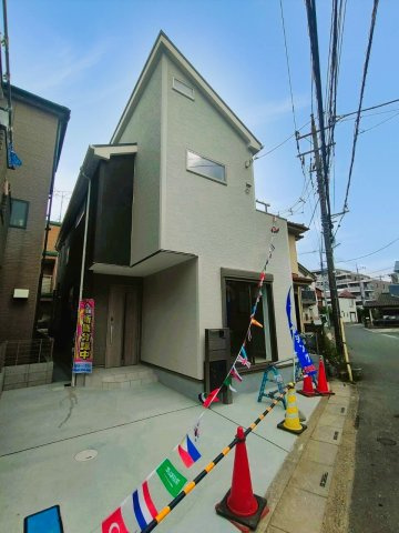三郷市　高州1丁目　新築戸建　　全1棟の前面道路含む現地写真|現代的なデザインと機能性を兼ね備えた外観。明るく開放的な印象で街並みにも映えます。家族の毎日を心地よく彩る住まいとして、長く愛着を持って暮らせます。