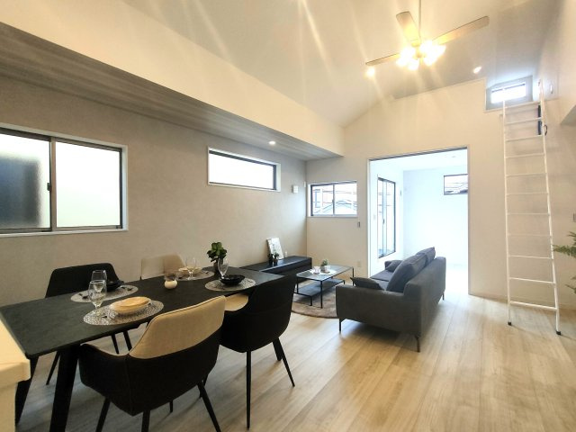 三郷市　高州1丁目　新築戸建　　全1棟の居間・リビング|家族の笑顔が集まるリビングは、開放感あふれる設計で快適。明るい陽光が差し込み、くつろぎながら豊かな時間を過ごせる住まいの中心です。