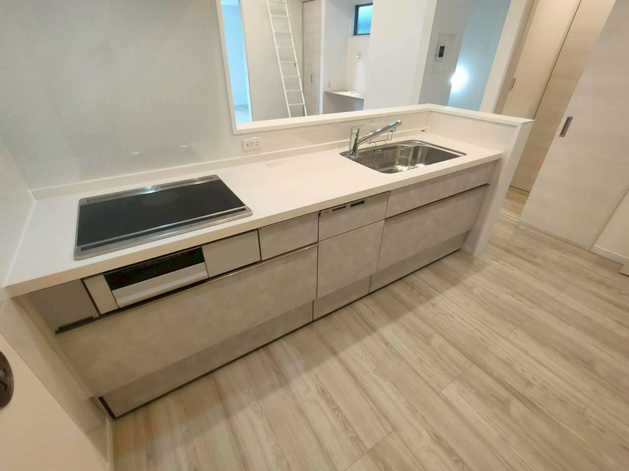 三郷市　高州1丁目　新築戸建　　全1棟のキッチン|家事がはかどる機能的なキッチン。収納スペースも豊富で調理道具や食器をすっきり整理できます。毎日の料理時間を快適にし、ご家族の笑顔が集まる空間を実現します。