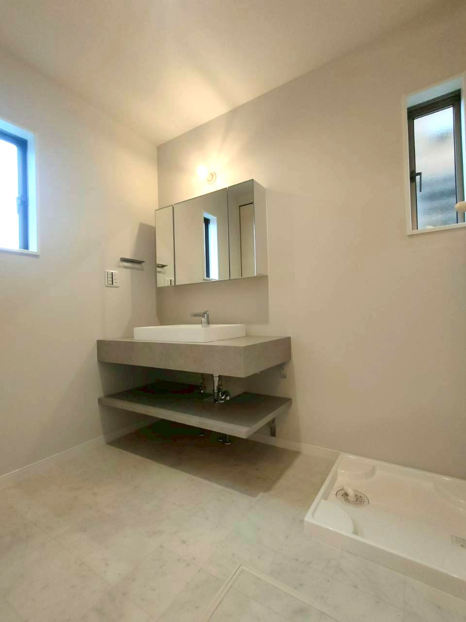 三郷市　高州1丁目　新築戸建　　全1棟の洗面所|家族みんなが快適に使える独立洗面台。混雑しやすい朝の時間帯もスムーズに対応でき、暮らしにゆとりを生み出す工夫が詰まっています。