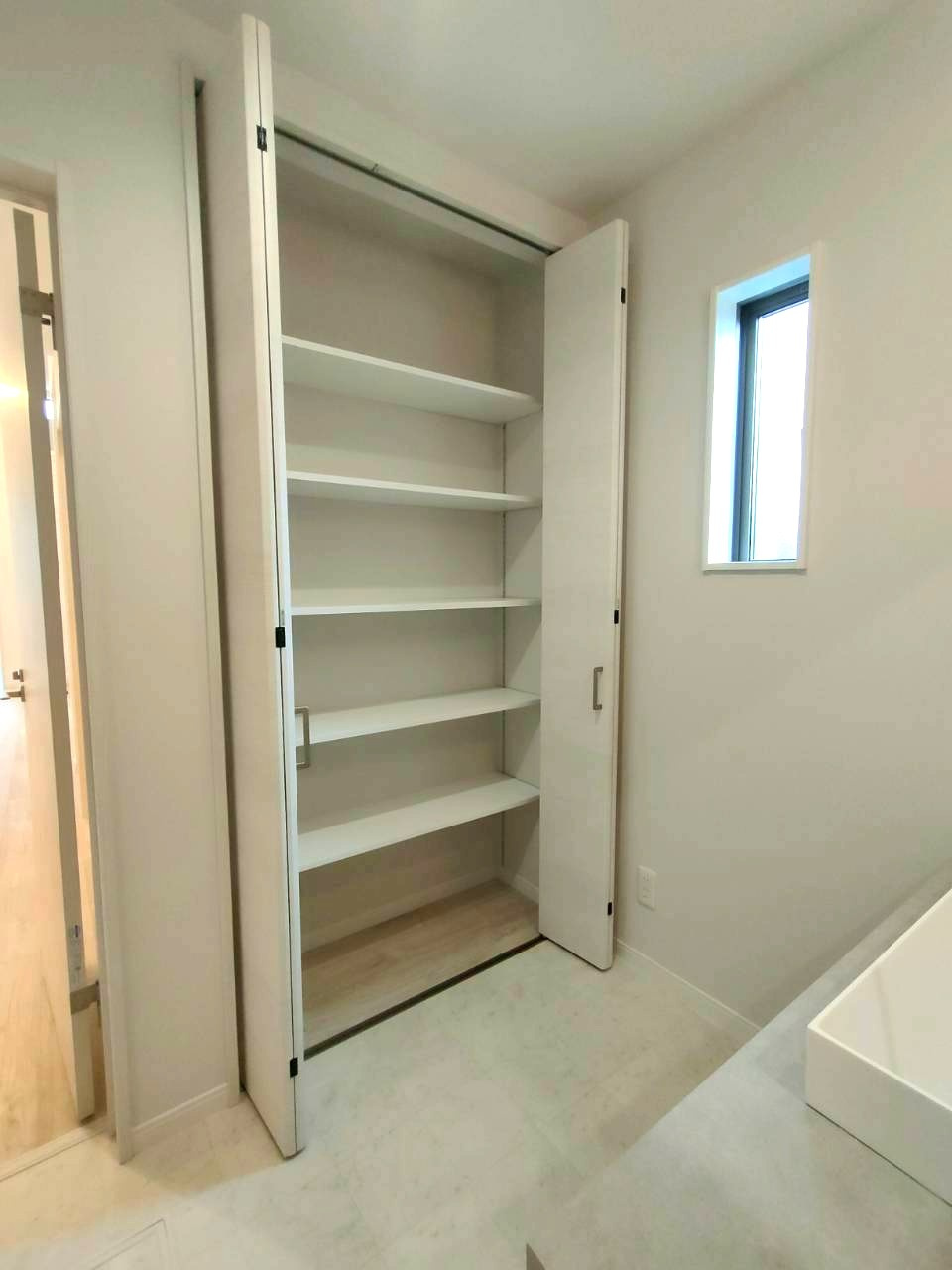 三郷市　高州1丁目　新築戸建　　全1棟の洗面所|ゆとりある空間設計の独立洗面台。朝の慌ただしい時間帯でも快適に利用でき、家族全員が気持ちよく一日を始められるサポートをしてくれます。