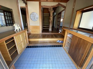 【玄関】 | いすみ市新田野　中古戸建 | 和風2階建5LDK9.2万円賃貸中　平成16年7月築2LDK平家6万円賃貸中 敷地約339坪 