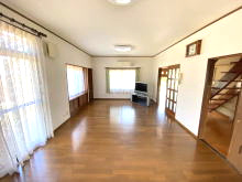 いすみ市新田野　中古戸建の居間・リビング|和風2階建5LDK9.2万円賃貸中　平成16年7月築2LDK平家6万円賃貸中 敷地約339坪 