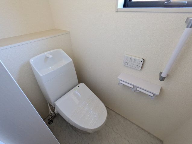 北茨城市平潟町　1期のトイレ|窓がついており、いつでも快適な空間に！ゆっくりとお一人時間をお過ごしください