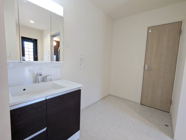 北茨城市平潟町　1期の独立洗面台|同施工洗面です。シャワー付き三面台ワイドな三面鏡～収納も充実～忙しい朝には心強いです～！！