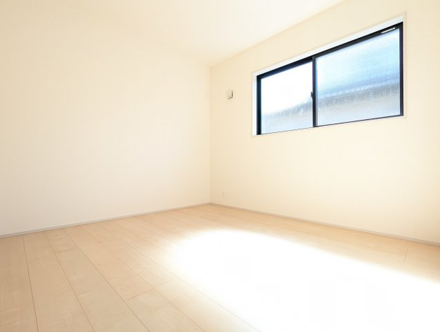 北茨城市平潟町　1期の洋室|陽当たりが良くサッシにはペアーガラスを採用高い断熱性による省エネで快適な暮らしを～！