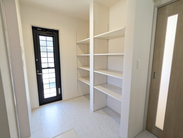 北茨城市平潟町　1期の独立洗面台|脱衣スペースにはランドリーを収納する棚があり、大変便利ですよ