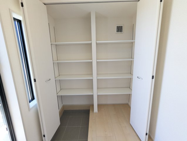 北茨城市平潟町　1期の収納|玄関です。たっぷり収納可能なシューズクローク！白を基調としているのでスッキリとしています♪