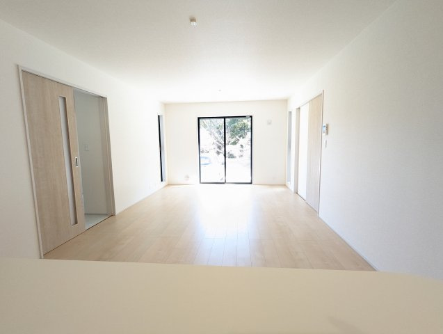 北茨城市平潟町　1期の居間・リビング|キッチンから見たリビングです。開放感がありお部屋を見渡せ・・動線が非常に効率的でスムーズな作業ができ魅力的です。