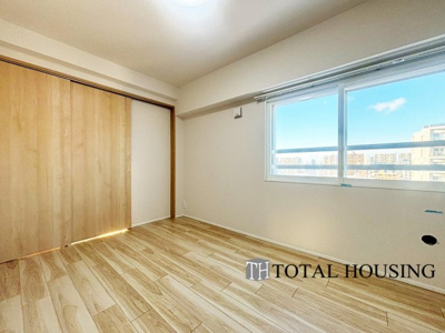 【洋室】 | シーアイマンション円山西棟 | 洋室　約5.8帖
LDKに隣接する洋室は、扉を開放すればLDKと繋がります。夜間は個室にスイッチすることも可◎ご家族のライフステージに合わせた空間を創ることができる便利なお部屋です！