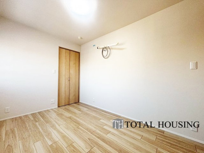 【洋室】 | シーアイマンション円山西棟 | 洋室　約5.8帖
家族一人ひとりの大切なプライベート空間。趣味に合わせて使って頂けるようシンプルに仕上げてあります。暮らし心地を大きく左右する収納を、適材適所に配置し使い勝手を考慮しました。