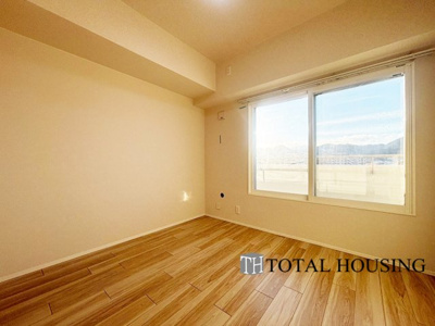 【洋室】 | シーアイマンション円山西棟 | 洋室　約5.0帖
大きな窓からたっぷりの日差しが降り注ぐ明るい室内です。気持ちの良い朝日を受けて、目覚めの良い健康的な朝を迎えられそうです。