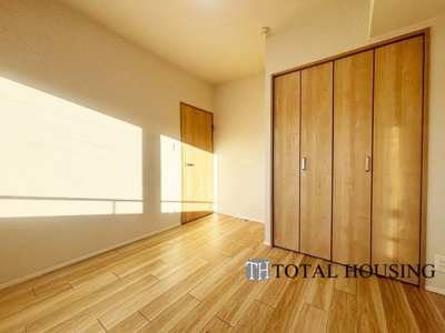 【洋室】 | シーアイマンション円山西棟 | 洋室　約5.0帖
収納力のあるクローゼットを確保しました！収納が多いとお部屋の使い勝手がとても良くなります♪