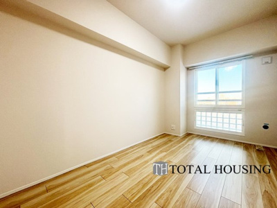 【洋室】 | シーアイマンション円山西棟 | 洋室　約5.4帖
アクティブで充実した日常を過ごすからこそ、毎日のリラックスタイムは大切にしたいですね。落ち着いたトーンとナチュラルな風合いが心地良いお部屋は、主寝室にも最適です。