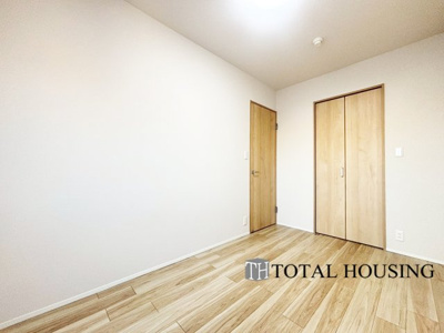 【洋室】 | シーアイマンション円山西棟 | 洋室　約5.4帖
充分な広さと収納機能を備えた部屋はお子様の自発性と成長を促します。お子様の成長を支える、勉強や好きなことに没頭する学びの空間にどうぞ。