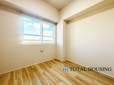 【洋室】 | シーアイマンション円山西棟 | 洋室　約4.1帖
穏やかな光が差し込む室内には、穏やかな時間が流れます。休日には、落ち着いた空間で自分の趣味を楽しむのはいかがですか。