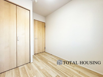 【洋室】 | シーアイマンション円山西棟 | 洋室　約4.1帖
シンプルな内装はどんな家具ともぴったり。お好みのテイストに仕上げていくのも楽しみの一つです。