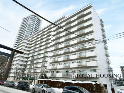 【外観】 | シーアイマンション円山西棟 | 流行に左右されず、将来にわたって価値が継続する「上質」な佇まい。おしゃれな雰囲気や自然の潤い、親しみやすさといった暮らしを豊かにしてくれる住空間です。